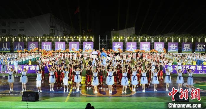 2025年“贝贝杯”青少年足球赛张家港开幕 国内外