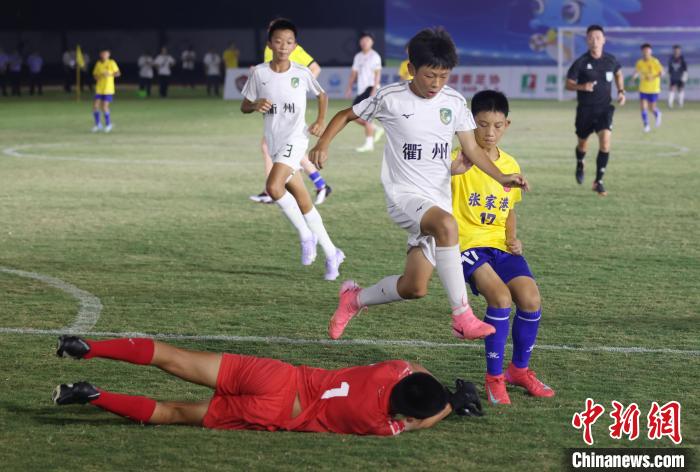 2025年“贝贝杯”青少年足球赛张家港开幕 国内外