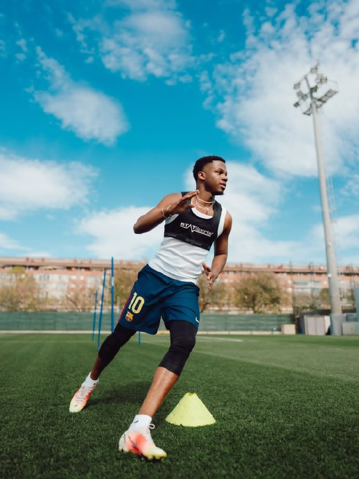 博格巴与法蒂携手训练巴萨战术布局再升级