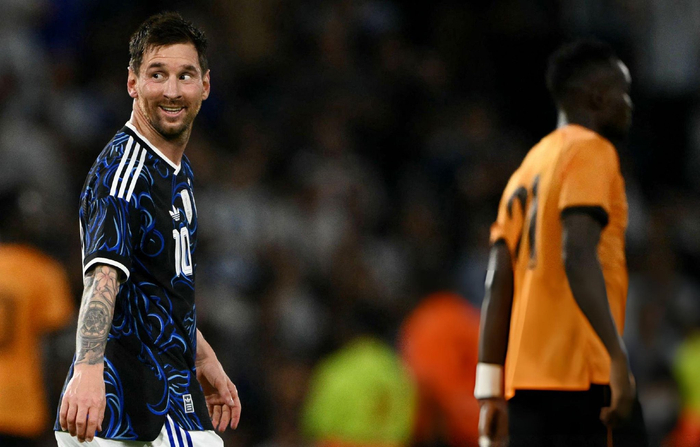 梅西对阵赞比亚比赛中憨憨表情引爆球迷热议