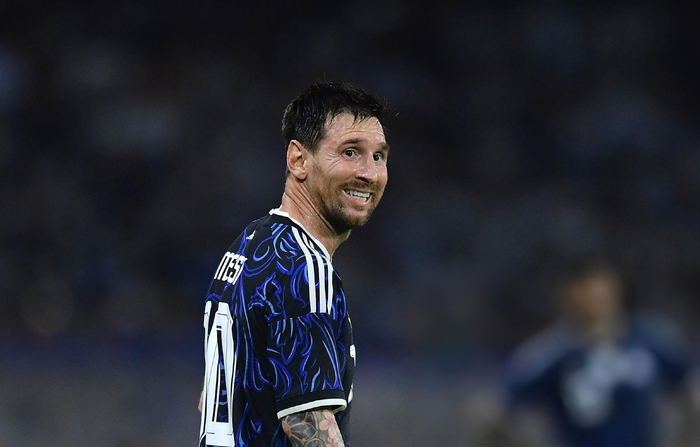 梅西对阵赞比亚比赛中憨憨表情引爆球迷热议