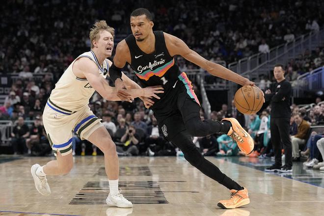 马刺32分大胜雄鹿豪取8连胜 提前锁定西部前二