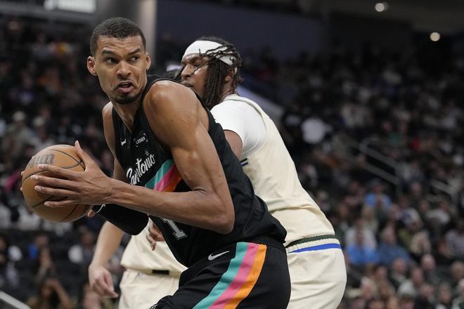 马刺32分大胜雄鹿豪取8连胜 提前锁定西部前二