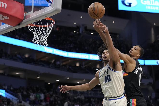 马刺32分大胜雄鹿豪取8连胜 提前锁定西部前二