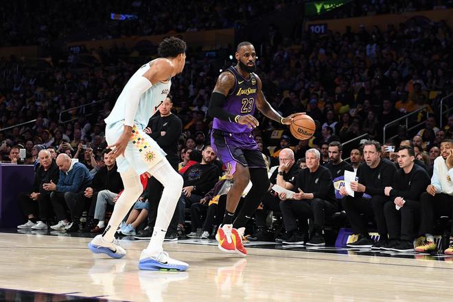 马刺32分大胜雄鹿豪取8连胜 提前锁定西部前二